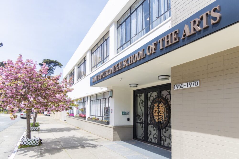 2023年4月26日，佩奇街私立初高中舊金山藝術高中的入口。（李青/大紀元）